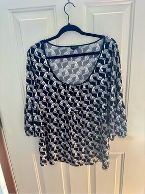 Nine West Black & White Geometric Scoop Neck Blouse